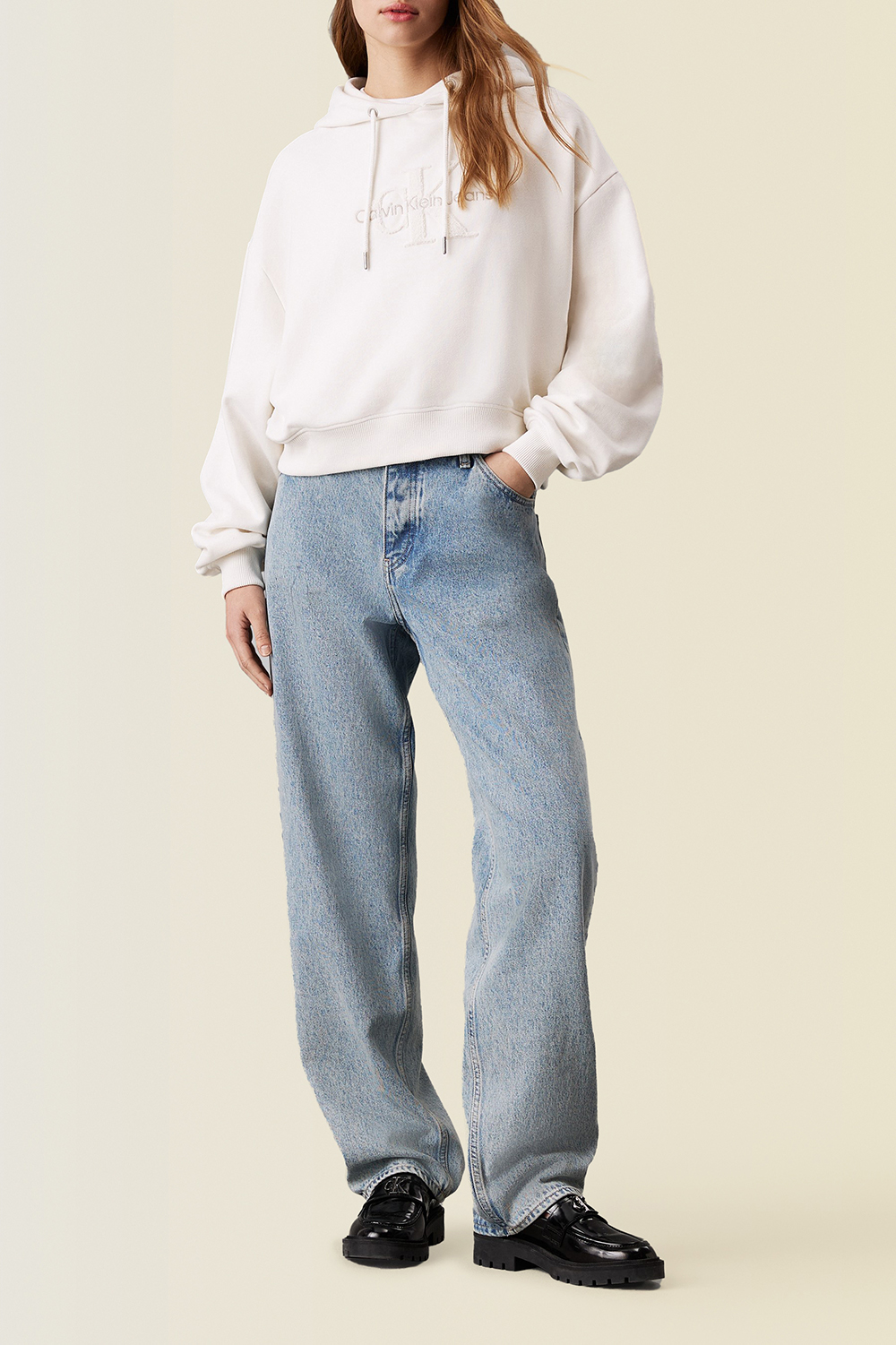 תמונת כל הלוק של סווטשירט קפוצ'ון